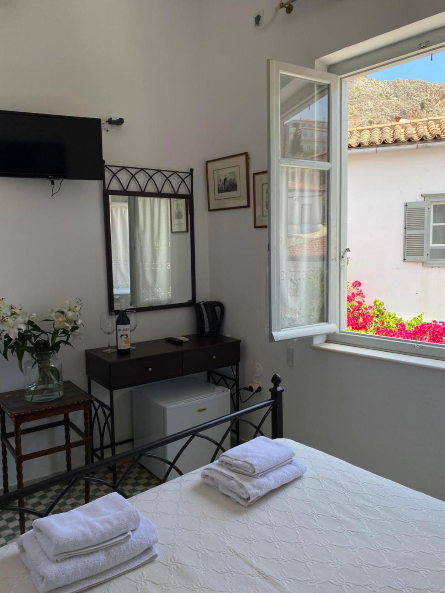 Douskos Uptown Living Hotel Hydra  Exterior photo